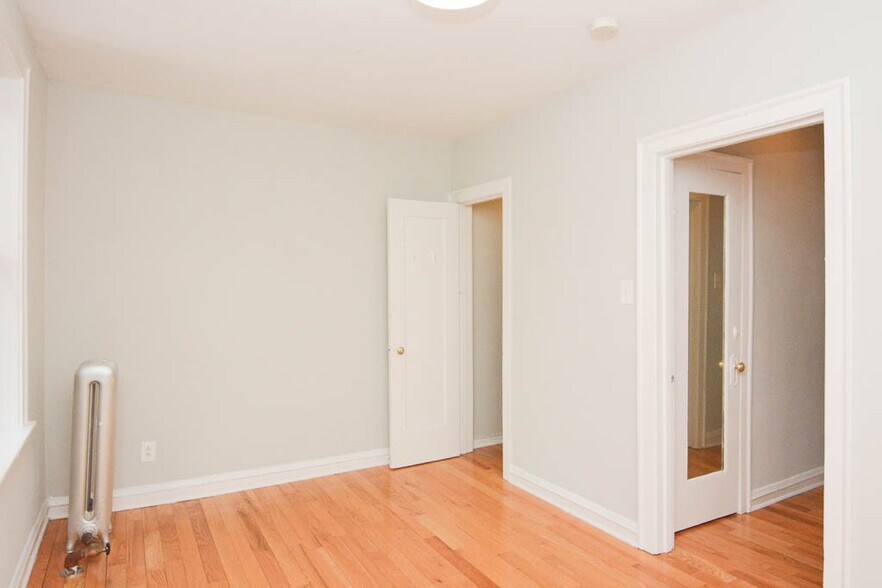 Building Photo - 516 W Surf St