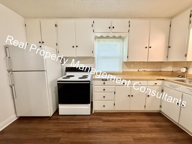 Building Photo - 2 Bedroom Classic Ranch