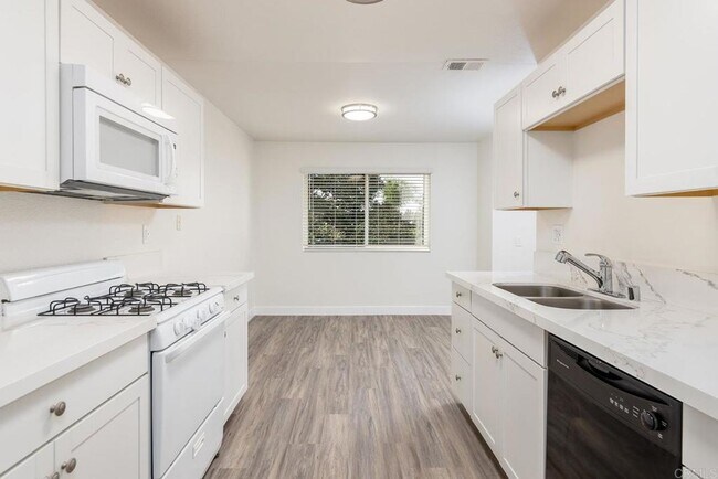 Building Photo - Remodeled 3 Bed 2 Bath Condo - Coastal Living at Its Finest