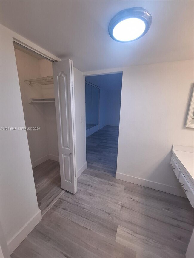 Building Photo - 100 Bayview Dr