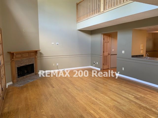 Building Photo - Beautiful Townhome in Downtown