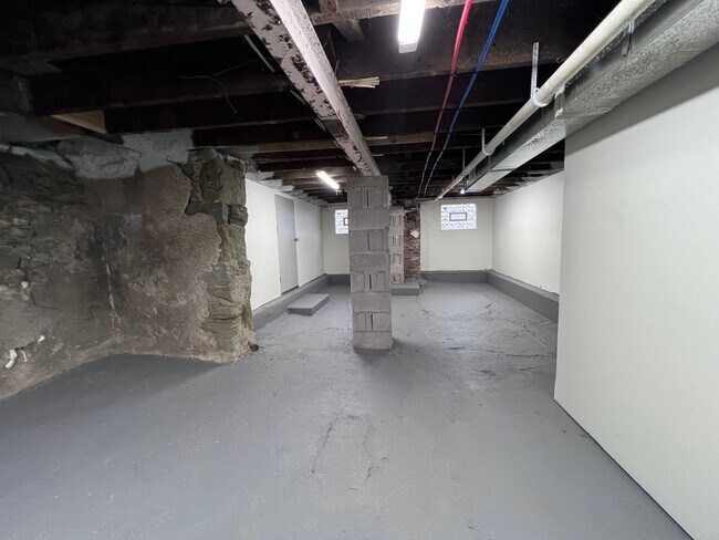 Building Photo - Updated 5BR 3bath house with off street parking!