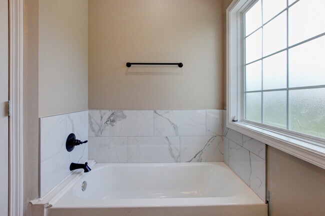 Building Photo - 135 Riverbend Dr