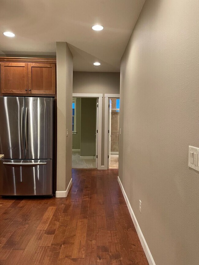 Building Photo - BEAUTIFUL LUXURY Style Townhouse with a gorgeous VIEW! Gated community in Camas! Top Rated Schools!