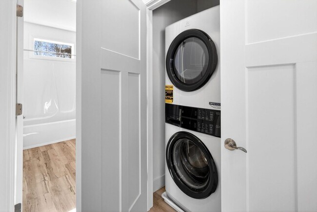 Building Photo - Hemlock Manor