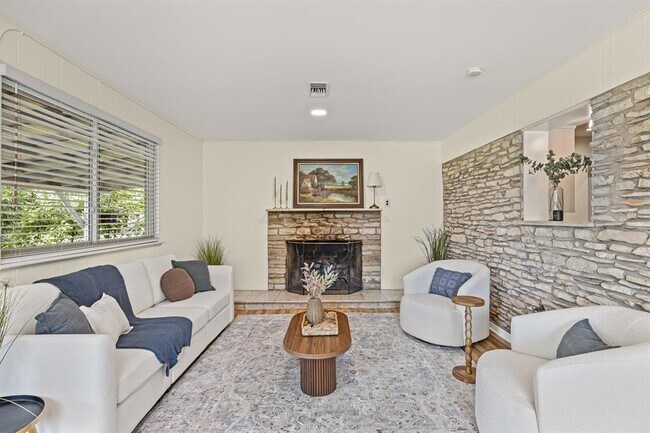 Building Photo - 3205 Whites Dr