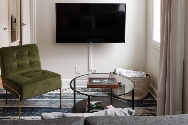 Building Photo - 846 N Hermitage Ave