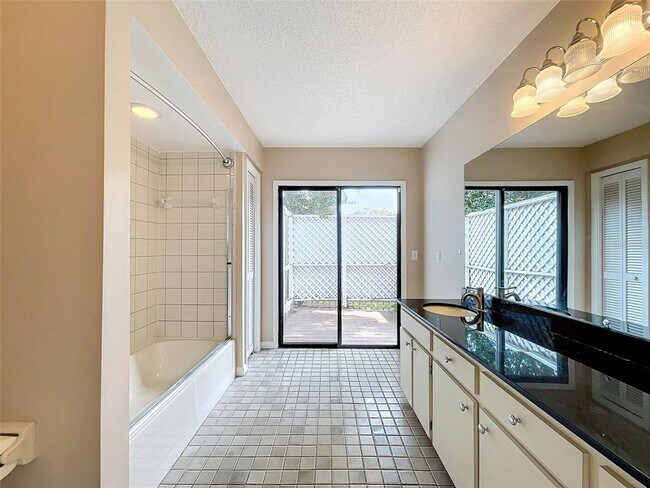 Building Photo - 951 Versailles Cir