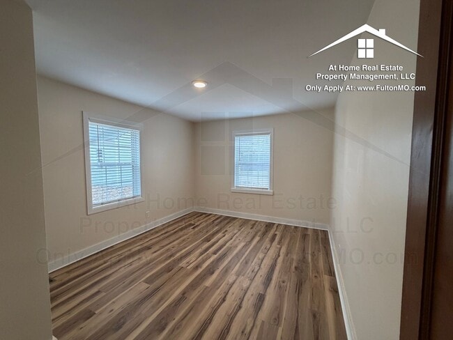 Building Photo - 703 W 7th St