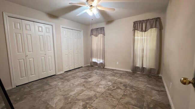 Building Photo - 903 Milroy Dr W