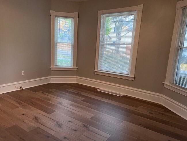 Building Photo - Recently Remodeled Home Close to Medical M...