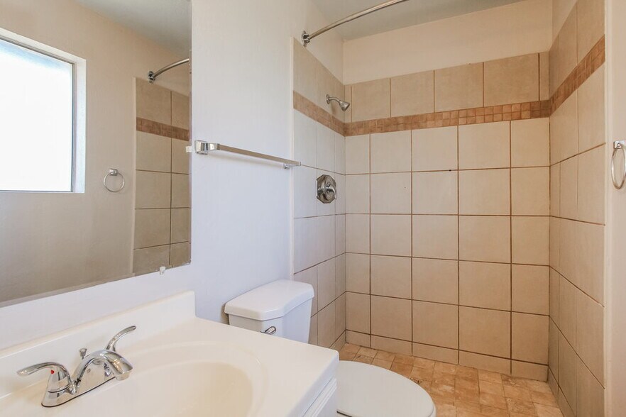 Building Photo - 8037 E Oak St