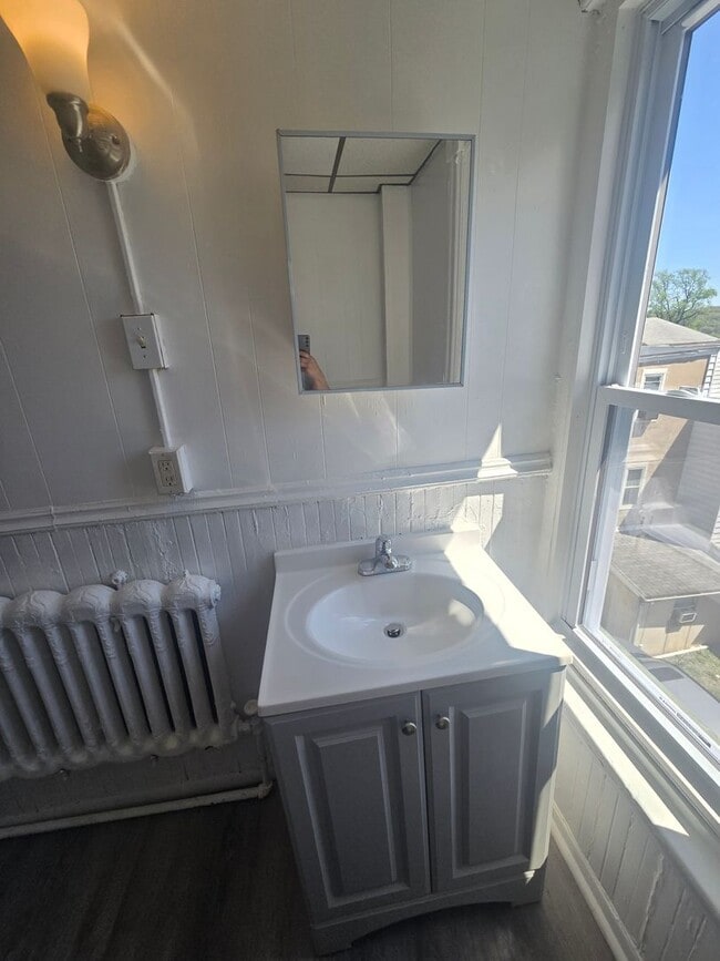 Building Photo - 450 Maple St