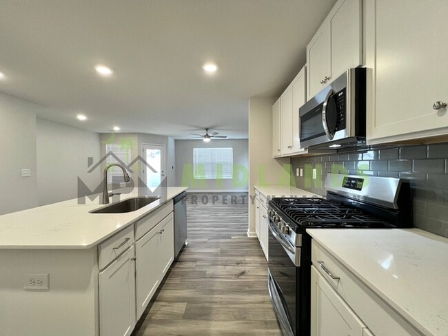 Building Photo - 1221C Champions Rest