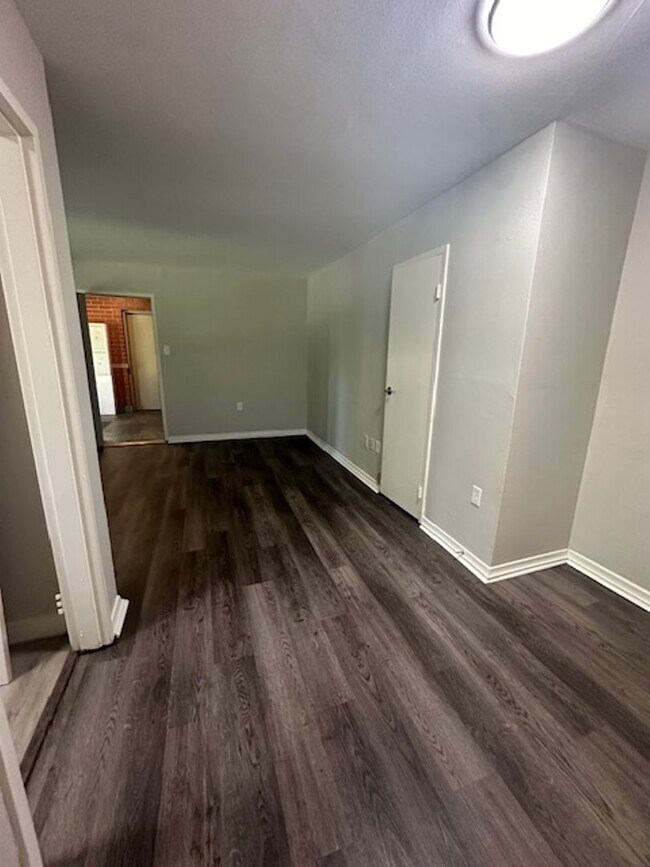 Building Photo - Riverside