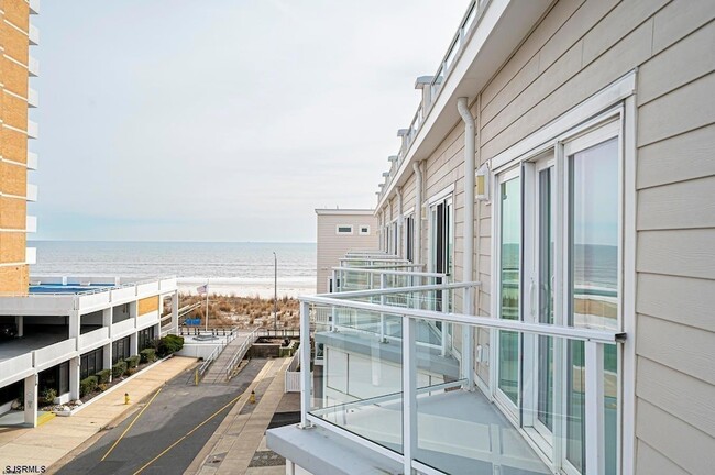 Building Photo - 112 S Weymouth Ave