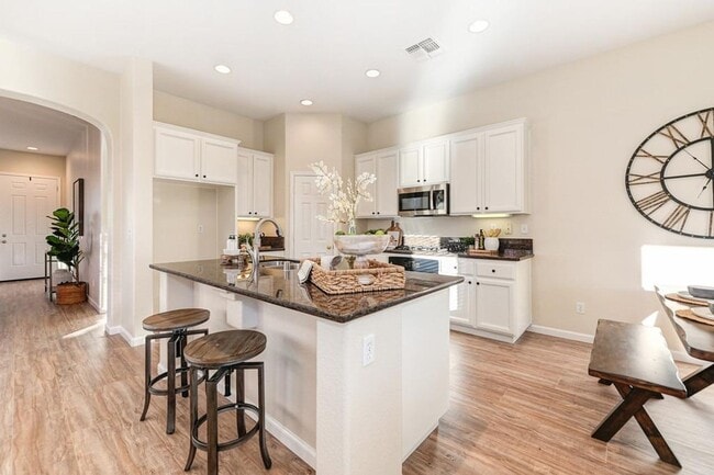 Building Photo - Gorgeous Roseville 4 Bedroom