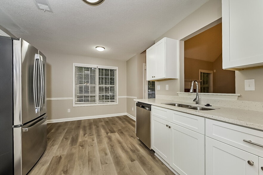 Building Photo - 915 Castlerock Way