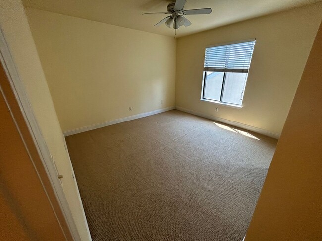 Building Photo - 3 bedroom 2 bathroom in central Visalia!