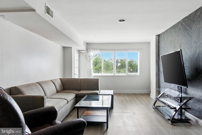 Building Photo - 5340 Holmes Run Pkwy