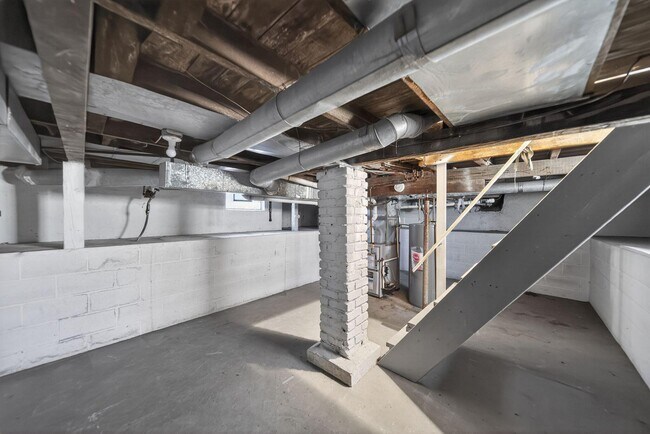 Building Photo - 2117 6th Ave