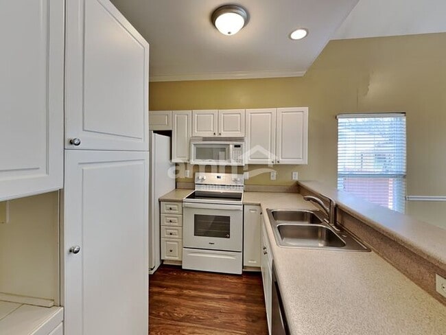 Building Photo - 100 Cross Cove Ct