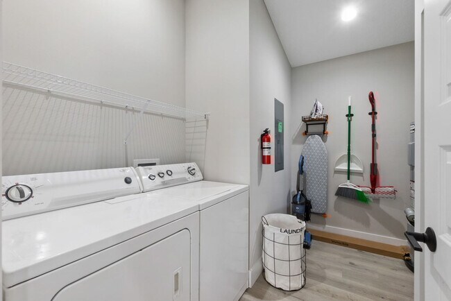 Building Photo - 1004 Josiah St