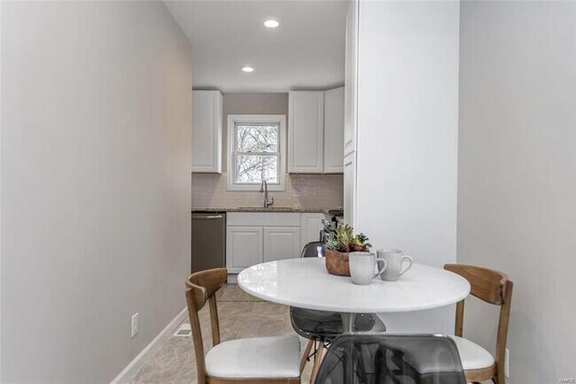 Building Photo - Fantastic 3bd/1.5ba home! Coming soon!