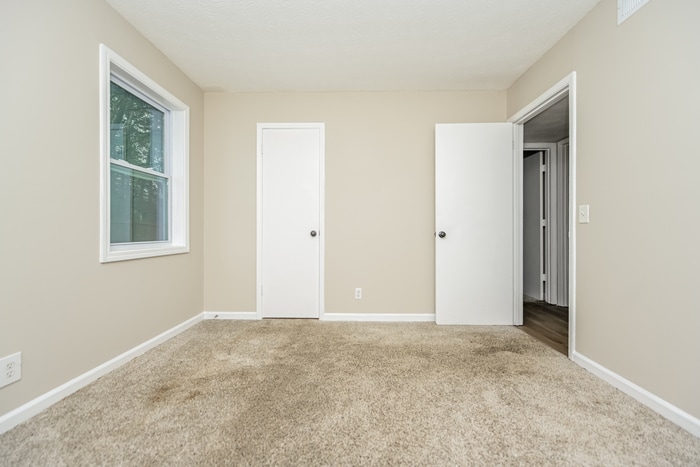 Building Photo - 951 Woodbridge Dr NE