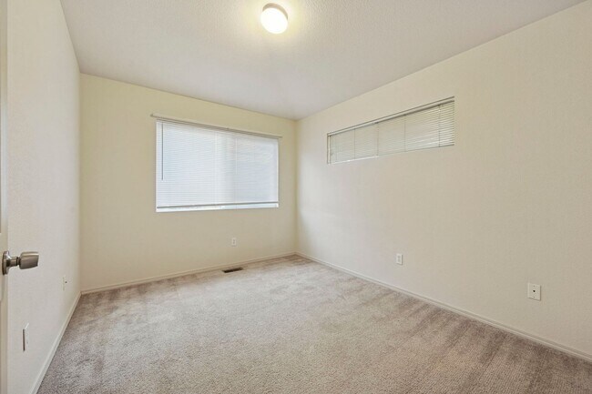 Building Photo - Wonderful End-unit townhome that backs to beautiful open space!