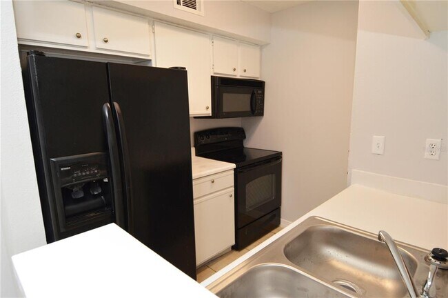 Building Photo - 8643 Mallard Reserve Dr
