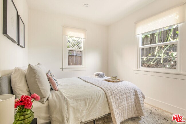 Building Photo - 4616 Rosewood Ave