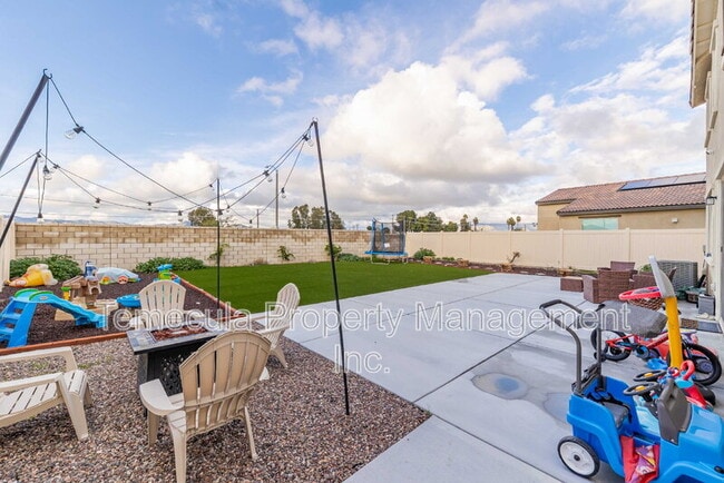 Building Photo - 4872 Goldfinch St