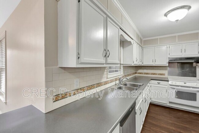 Building Photo - 700 Cluster Pines Rd