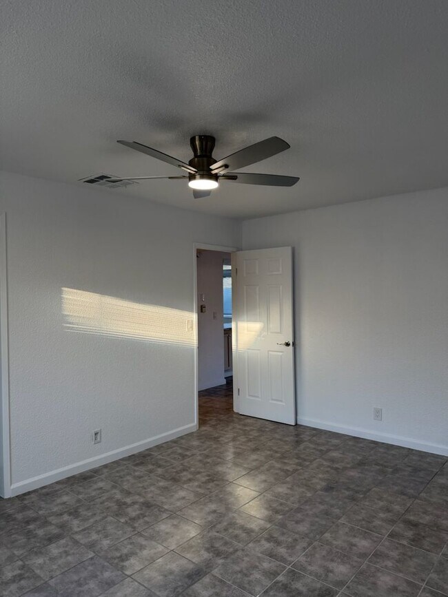 Building Photo - 204 W Robertson Rd