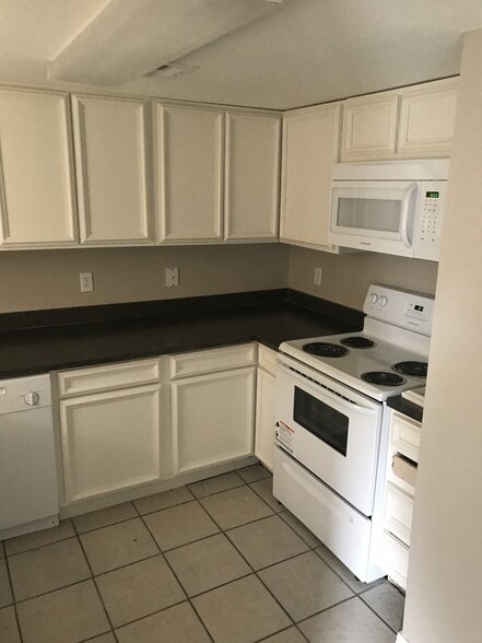 Building Photo - 825 Hardy Springs Cir