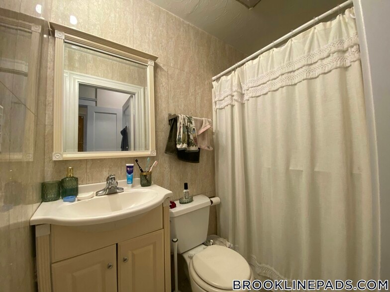 Building Photo - 69 Babcock St