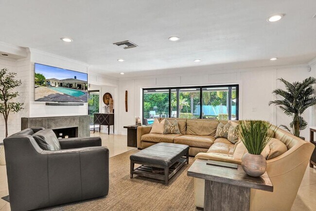 Building Photo - Boca Raton Beautifully Updated 4 Bedroom Pool Home