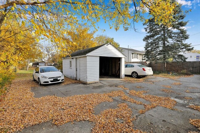 Building Photo - 405 E Hodge Ave
