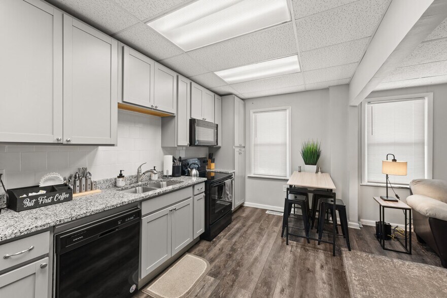 Building Photo - 1326 W 69th St
