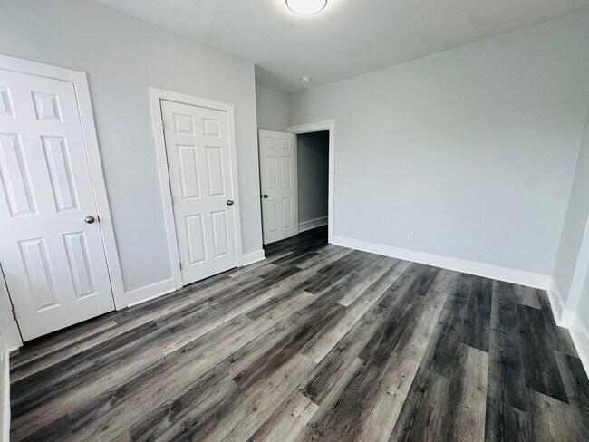 Building Photo - Large 4 bd Remodeled Section 8 Home!! Sect...