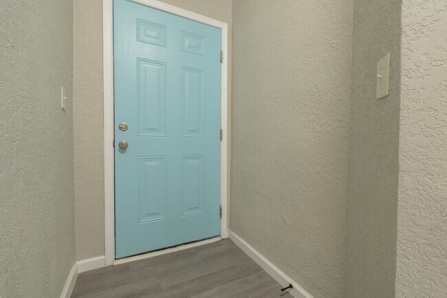 Building Photo - MOVE IN READY 2 Bedroom in the Heart of Oceanview!