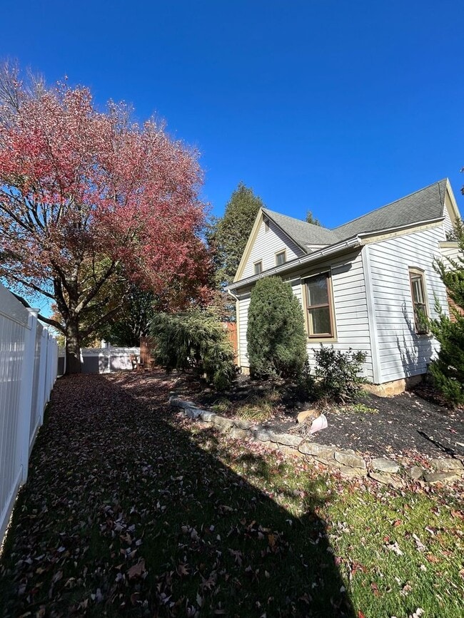 Building Photo - Beautiful, Large 4 Bedroom 1.5 Bath Home in Lancaster with Yard!