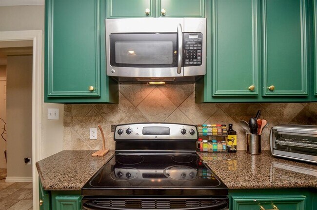 Building Photo - 4315 Fernwood Dr