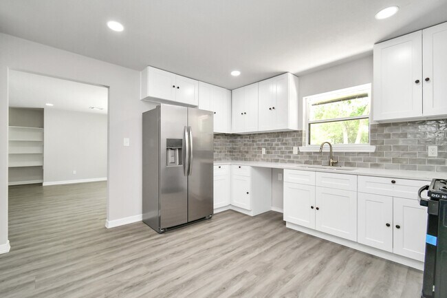 Building Photo - 638 Spell St