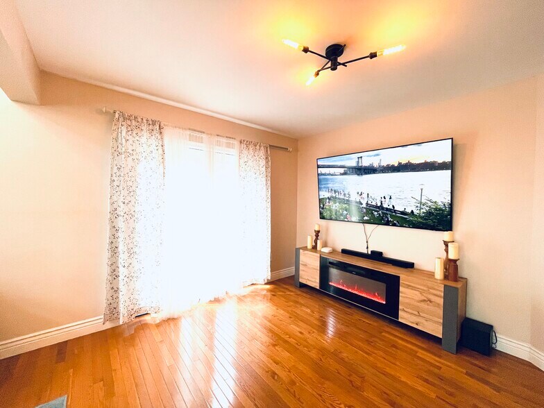 Building Photo - 157 Main St