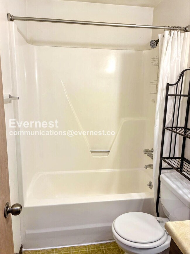 Building Photo - 2 Bed/1.5 Townhome with Carport / Availabl...