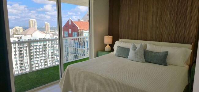 Building Photo - 1 SE 12th St