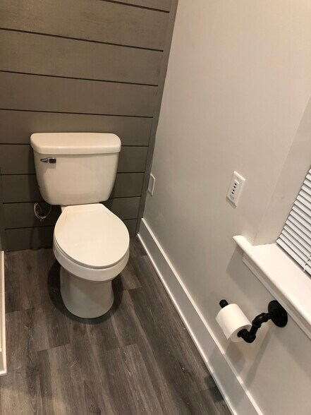 full bathroom - 82 S Main St