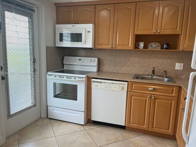 Building Photo - 950 Hillcrest Dr